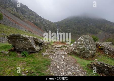 Wanderweg zu den Aber Falls ein spektakuläres Merkmal am Rande der Carneddau Berge in Nordwales. Stockfoto