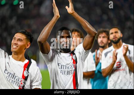 Bologna, Italien. August 2023. Milanâ&#x80;&#x99;s Fikayo Tomori begrüßt die Fans am Ende des Spiels während des Spiels Bologna FC gegen AC Mailand, italienisches Fußball-Spiel der Serie A in Bologna, Italien, 21. August 2023 Credit: Independent Photo Agency/Alamy Live News Stockfoto