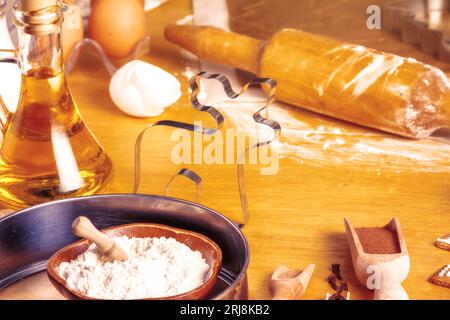Tisch mit ausgebreiteten Zutaten für Weihnachts-Lebkuchenkekse, Nahaufnahme mit selektivem Fokus Stockfoto