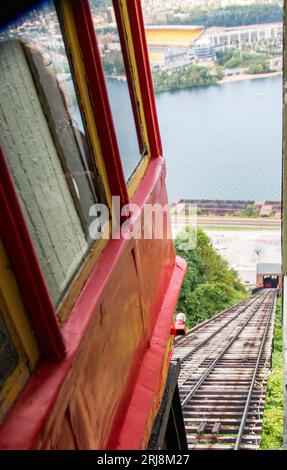 Von der Spitze des duquesne-Nestes aus sieht man eine Standseilbahn Stockfoto