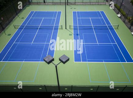 Drone Blick auf die blau und grün gestrichenen Pickleball Tennisplätze von oben. Stockfoto