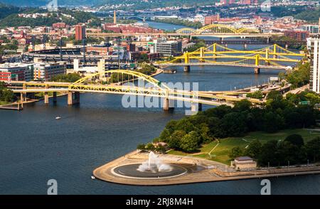 Pittsburgh, Pennsylvania, USA - 8. August 2023: Blick auf den Point State Park vom Mount Washington aus auf alle Brücken der drei Flüsse Stockfoto
