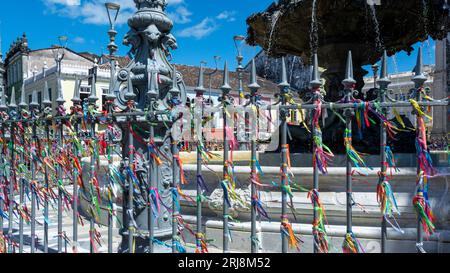 Salvador, Bahia, Brasilien - 19. August 2023: Souvenirbänder aus Bahia für Touristen, die an das Gitter des fließenden Brunnens in Largo Terreiro d gebunden sind Stockfoto