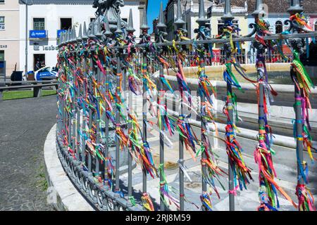 Salvador, Bahia, Brasilien - 19. August 2023: Souvenirbänder aus Bahia für Touristen, die an das Gitter des fließenden Brunnens in Largo Terreiro d gebunden sind Stockfoto