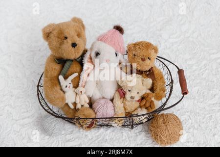 Plüschtiere in einem Korb Stockfoto