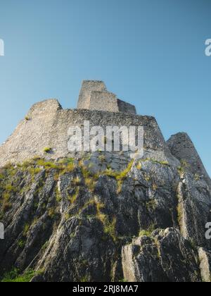 Die Ruinen der Burg Beckov erheben sich dramatisch auf einer Kalksteinklippe oberhalb des Dorfes Beckov in der Slowakei. Mittelalterliche Festung im Tal des Flusses Váh, ein historisches lan Stockfoto