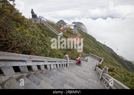 Aus der Vogelperspektive der Tempel auf dem Gipfel des Phan Xi Pang (Fansipan) in der Provinz Lào Cai in Vietnam Stockfoto