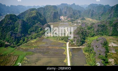 Luftaufnahme der Reisfelder in Tam Coc Vietnam Stockfoto