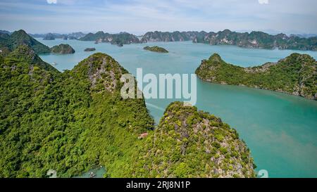 Ha lange Bucht Panoramablick aus der Vogelperspektive auf Kalksteininseln und Felsen im Meer. Stockfoto