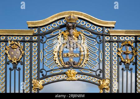 Emblem Gates Buckingham Palace London Stockfoto