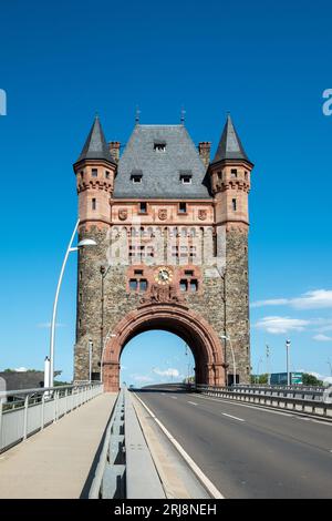 Historischen Kulturdenkmal Turm Wahrzeichen "nibelungenbrücke" oder "Nibelungentor" auf der Brücke in der Stadt Worms in Deutschland Stockfoto