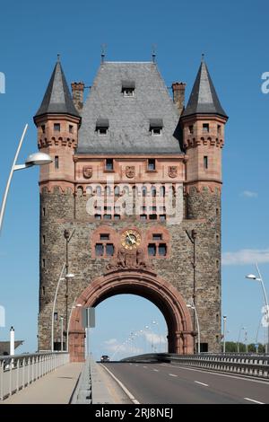 Historischen Kulturdenkmal Turm Wahrzeichen "nibelungenbrücke" oder "Nibelungentor" auf der Brücke in der Stadt Worms in Deutschland Stockfoto