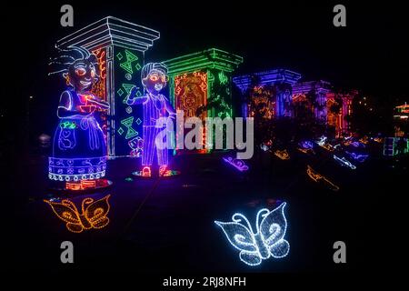 Medellin, Antioquia. Kolumbien - 11. Januar 2023. Die Weihnachtsbeleuchtung kehrt mit ihren schönen Designs zurück. Stockfoto