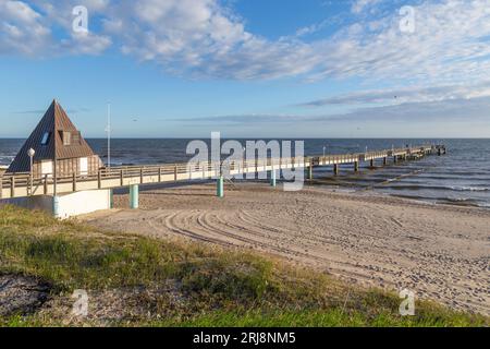 Historischer schöner Pier an der ostsee in Ahlbeck Heringsdorf mit leerem Strand in Usedom Stockfoto