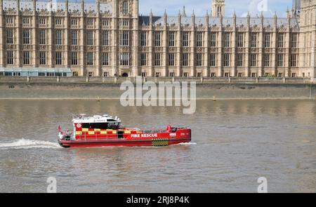 Ein Feuerrettungsboot fährt an der Westminster Bridge River Thames City in Westminster London vorbei Stockfoto