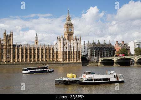 Ein Touristenboot fährt am Big Ben Palace von Westminster London vorbei Stockfoto