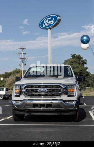 Harrison - 20. August 2023: Ford F-150 in einem Händlerbetrieb. Der Ford F150 ist erhältlich in XL, XLT, Lariat, King Ranch, Platinum, und begrenztes Modell Stockfoto