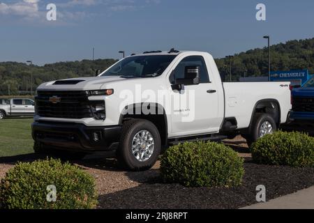 West Harrison - 20. August 2023: Chevrolet Silverado 3500HD-Display in einem Händlerbetrieb. Chevy bietet den Silverado 3500HD in der Standard-, Crew- und Doppelkabine an Stockfoto