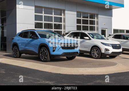 West Harrison - 20. August 2023: Chevrolet Trax und Equinox werden in einem Händlerbetrieb gezeigt. Chevy bietet den Trax und Equinox als kleine und mittelgroße SUV an. Stockfoto