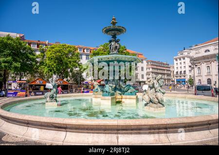 Lissabon, Portugal - 30. Juli 2023: Wunderschöner Brunnen auf dem Rossio-Platz in Lissabons Altstadt. Stockfoto