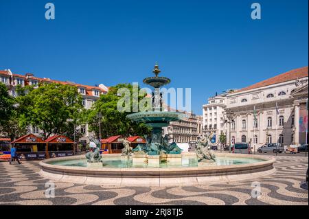 Lissabon, Portugal - 30. Juli 2023: Wunderschöner Brunnen auf dem Rossio-Platz in Lissabons Altstadt. Stockfoto