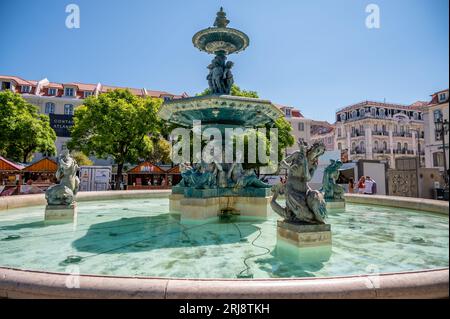 Lissabon, Portugal - 30. Juli 2023: Wunderschöner Brunnen auf dem Rossio-Platz in Lissabons Altstadt. Stockfoto