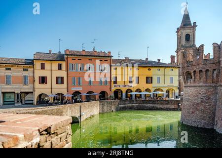 Malerische Gebäude und Geschäfte im Stadtzentrum von Fontanellato, Provinz Parma, Region Emilia Romagna, Italien Stockfoto