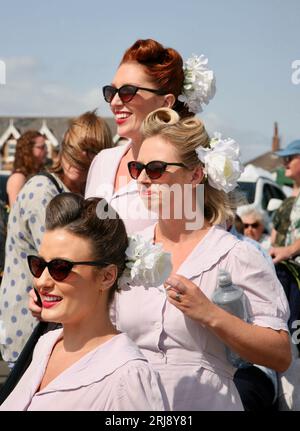 Eine Gruppe wunderschöner Damen auf der Promenade, beim Lytham Wartime Festival, Lytham St Annes, Lancashire, Großbritannien, Europa Stockfoto