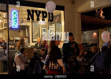 Palm Springs, Kalifornien, USA. Januar 2008. NYPD Pizza bei Nacht im Zentrum von Palm Springs. (Bild: © Ian L. Sitren/ZUMA Press Wire) NUR REDAKTIONELLE VERWENDUNG! Nicht für kommerzielle ZWECKE! Stockfoto