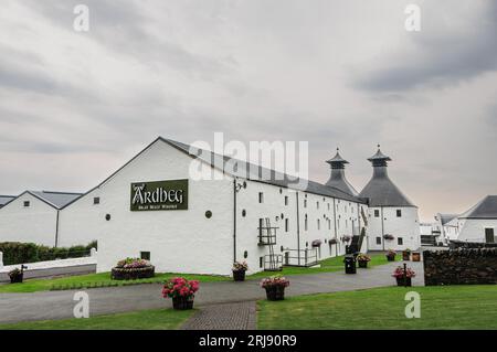 Die berühmte Ardbeg Whisky Distillery auf der Isle of Islay in Schottland Stockfoto