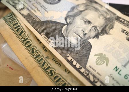 San Francisco, Kalifornien, USA. August 2023. Ehemaliger US-Präsident Andrew Jackson auf dem 20-Dollar-Schein. Er sollte durch Harriet Tubman ersetzt worden sein, aber diese Pläne wurden angehalten.der US-Dollar ist auf den Devisenmärkten gestiegen, als die Zinsen stiegen. aber es ist seine Rolle als Dreh- und Angelpunkt der Weltwirtschaft, die nach der russischen Invasion in der Ukraine und den Sanktionen, die BRICS-Staaten dazu veranlassen, Verträge in Rubel, Yuan und Rupien zu bewerten, in Schwierigkeiten geraten ist. (Bild: © Taidgh Barron/ZUMA Press Wire) NUR REDAKTIONELLE VERWENDUNG! Nicht für kommerzielle ZWECKE! Stockfoto