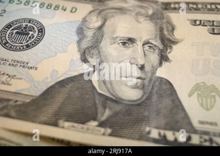 San Francisco, Kalifornien, USA. August 2023. Ehemaliger US-Präsident Andrew Jackson auf dem 20-Dollar-Schein. Er sollte durch Harriet Tubman ersetzt worden sein, aber diese Pläne wurden angehalten.der US-Dollar ist auf den Devisenmärkten gestiegen, als die Zinsen stiegen. aber es ist seine Rolle als Dreh- und Angelpunkt der Weltwirtschaft, die nach der russischen Invasion in der Ukraine und den Sanktionen, die BRICS-Staaten dazu veranlassen, Verträge in Rubel, Yuan und Rupien zu bewerten, in Schwierigkeiten geraten ist. (Bild: © Taidgh Barron/ZUMA Press Wire) NUR REDAKTIONELLE VERWENDUNG! Nicht für kommerzielle ZWECKE! Stockfoto