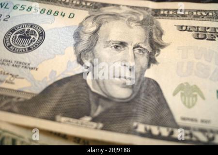 San Francisco, Kalifornien, USA. August 2023. Ehemaliger US-Präsident Andrew Jackson auf dem 20-Dollar-Schein. Er sollte durch Harriet Tubman ersetzt worden sein, aber diese Pläne wurden angehalten.der US-Dollar ist auf den Devisenmärkten gestiegen, als die Zinsen stiegen. aber es ist seine Rolle als Dreh- und Angelpunkt der Weltwirtschaft, die nach der russischen Invasion in der Ukraine und den Sanktionen, die BRICS-Staaten dazu veranlassen, Verträge in Rubel, Yuan und Rupien zu bewerten, in Schwierigkeiten geraten ist. (Bild: © Taidgh Barron/ZUMA Press Wire) NUR REDAKTIONELLE VERWENDUNG! Nicht für kommerzielle ZWECKE! Stockfoto