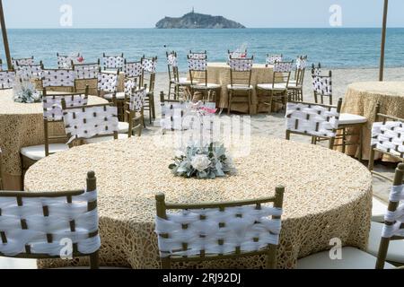 Dekorierte Tische Für Den Empfang Im Freien Am Meer. Stockfoto
