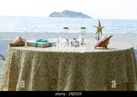 Dekorierte Tische Für Den Empfang Im Freien Am Meer. Stockfoto