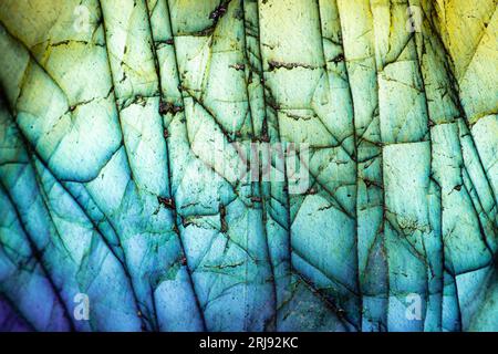 Makrofoto eines bunten blau-grünen Labradoritsteins. Stockfoto