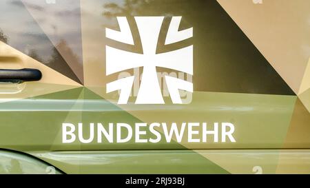 WIESBADEN, HESSEN, DEUTSCHLAND - 07-03-2023- Logo der BUNDESWEHR mit Eisernen Kreuz Stockfoto