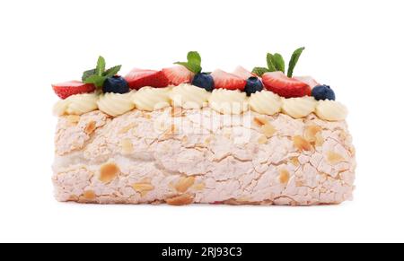 Leckere Meringue-Brötchen mit Beeren und Minzblättern isoliert auf weiß Stockfoto