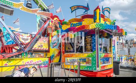 WIESBADEN, HESSEN, DEUTSCHLAND - 07-03-2023- vor der Kasse einer Fahrt auf dem Messegelände mit bunten Lampen beim German American Friendship Festival in Stockfoto