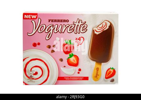 HUETTENBERG, HESSEN, DEUTSCHLAND-07-11-2023: FERRERO YOGURETTE Eiscreme mit Joghurt- und Erdbeergeschmack. Ferrero ist ein italienischer Markenhersteller Stockfoto