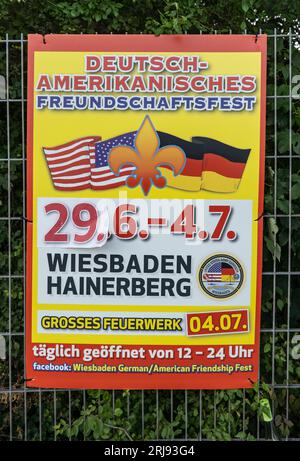 WIESBADEN, HESSEN, DEUTSCHLAND - 07-03-2023 Ankündigungsplakat des German American Friendship Festivals in Wiesbaden. Deutsche feiern „Unabhängigkeitstag“ Stockfoto