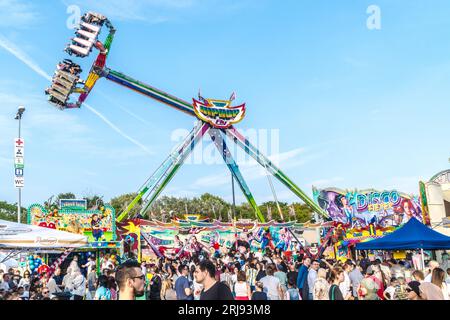 WIESBADEN, HESSEN, DEUTSCHLAND - 07-03-2023- HIP HOP Joy Ride Attraktion im Vergnügungspark beim German American Friendship Festival in Wiesbaden. Stockfoto