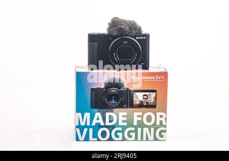 HUETTENBERG, HESSEN, DEUTSCHLAND 06-02-2023: SONY ZV VLOG KAMERA ZV 1 mit Box isoliert auf weißem Hintergrund. Stockfoto