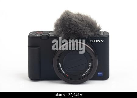 HUETTENBERG, HESSEN, DEUTSCHLAND 06-02-2023: SONY ZV VLOG KAMERA ZV 1 mit Mikrofon namens tote Katze isoliert auf weißem Hintergrund. Stockfoto