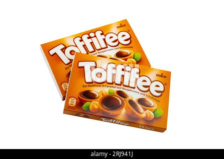 WETZLAR, HESSEN, DEUTSCHLAND 04-06-2023: Packung Toffifee Süßigkeiten. Eine Haselnuss in Karamell mit cremigem Nougat und Schokolade auf Weiß Stockfoto