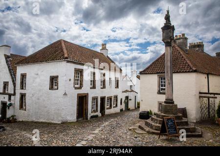 The Mercat Cross, Looking Down Mid Causeway in Culross, Schottland, Großbritannien Stockfoto