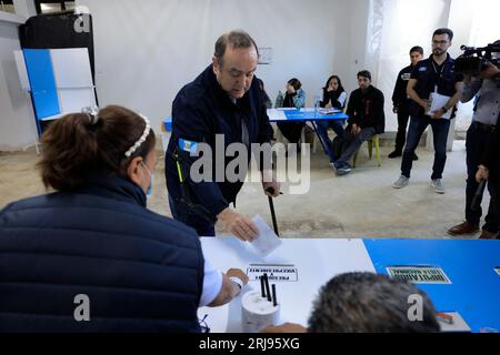 Guatemala City, Guatemala. August 2023. Der Präsident von Guatemala, Alejandro Giammattei, gibt am 20. August 2023 seine Stimme in einer Wahllokale in Guatemala-Stadt ab. Bernardo Arevalo hat die Präsidentschaftswahl in Guatemala gewonnen, so eine Zählung des Obersten Wahlgerichtshofs am Sonntagabend. Mit 95 Prozent der Stimmen erzielte Arevalo 59 Prozent der Stimmen, seine Rivale Sandra Torres lag mit 36 Prozent hinter ihm. Quelle: David De La Paz/Xinhua/Alamy Live News Stockfoto