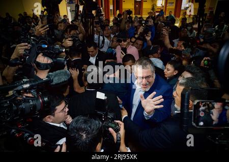 Guatemala City, Guatemala. August 2023. Der Präsidentschaftskandidat Bernardo Arevalo weht, nachdem er am 20. August 2023 in einer Wahllokale in Guatemala City, Guatemala, seine Stimme abgegeben hat. Bernardo Arevalo hat die Präsidentschaftswahl in Guatemala gewonnen, so eine Zählung des Obersten Wahlgerichtshofs am Sonntagabend. Mit 95 Prozent der Stimmen erzielte Arevalo 59 Prozent der Stimmen, seine Rivale Sandra Torres lag mit 36 Prozent hinter ihm. Quelle: David De La Paz/Xinhua/Alamy Live News Stockfoto