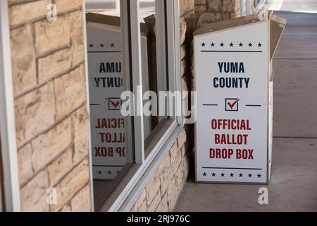 Yuma, Arizona, USA - 27. Mai 2022: Ein offizieller County Drop Box befindet sich auf einem Bürgersteig in Downtown Yuma. Stockfoto