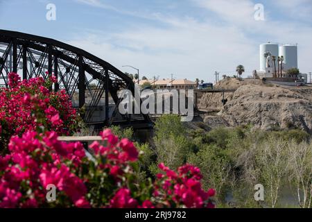 Yuma, Arizona, USA - 27. Mai 2022: Nachmittäglicher Verkehr überquert den Ozean zur Ocean Highway Bridge. Stockfoto